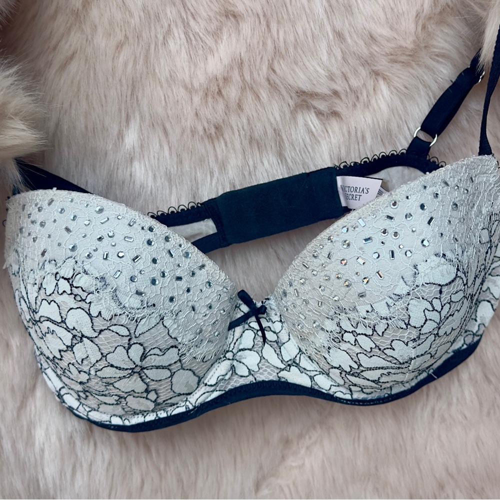 Victoria's Secret White Lace Bra with Intricate Detailing